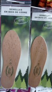 "Le Bonheur aux pieds" semelles en bois naturel de cèdre  aux qualités antibactériennes, antifongiques –  adaptation immédiate à la forme des pieds